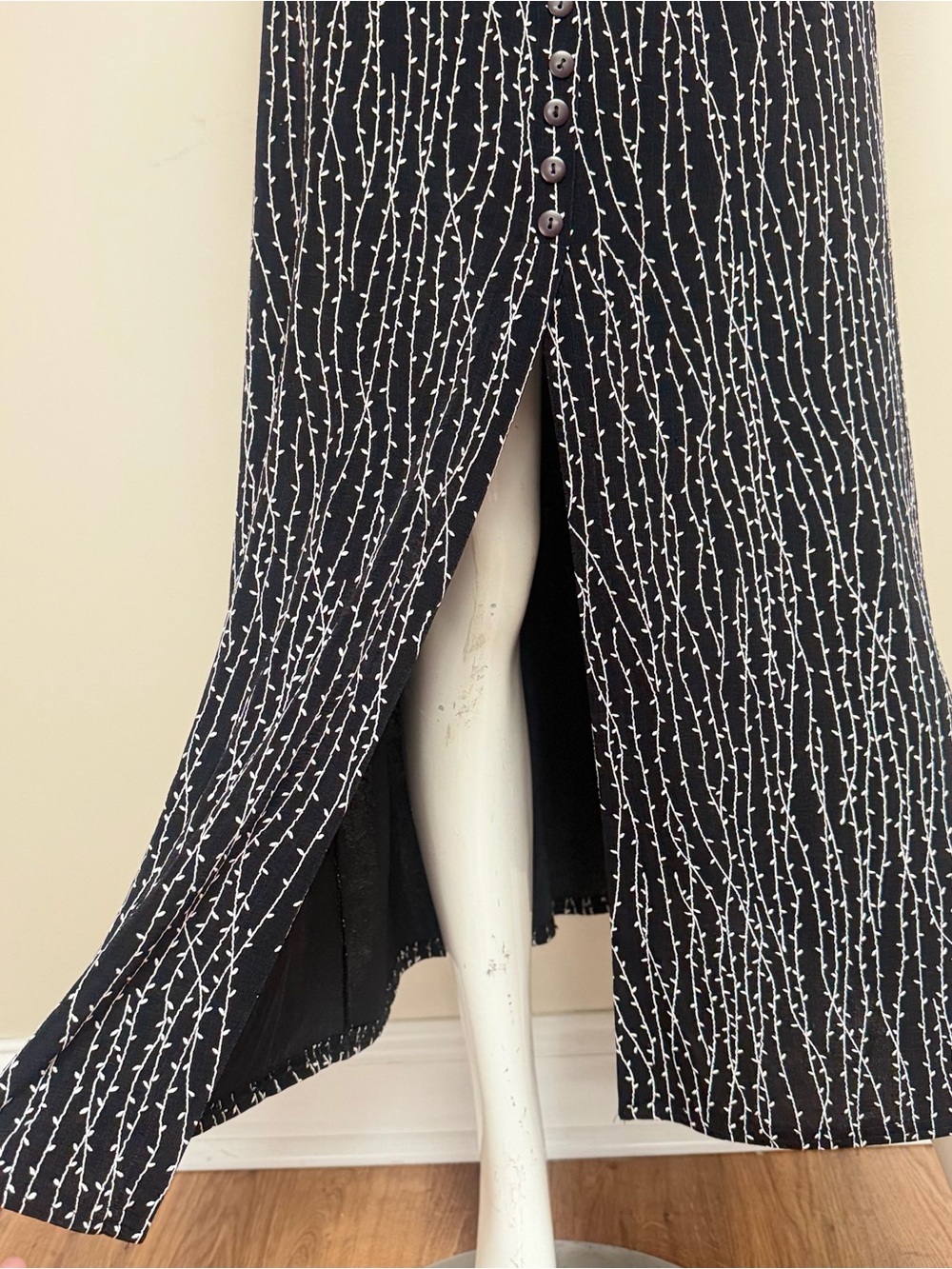 Vintage ES•SE USA Maxi Skirt Medium Black Vine Floral Print Front Button Slit - Picture 4 of 11